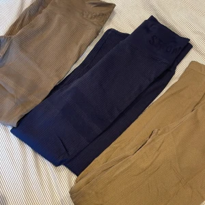 Stronger tights - Har 2 par stronger tights och ett annat märke. Ribbade. Kommer ej till användning, väldigt fint skick!! Men passar inte mig. Stronger är båda till vänster på bilden, ett blå par och ett beige/brunt par. Känns så onödigt att kasta dom. BLÅ ÄR SÅLDA