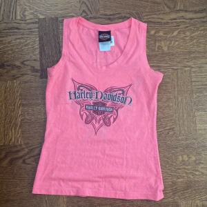 Rosa Harley Davidson linne - Köpt sellpy men aldrig använt. Får ingen användning så därför säljer jag den! Pris går och diskutera. Möter upp i Malmö. 