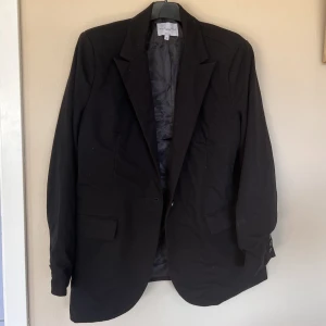 Oversize kavaj angelica blick - Oversized kavaj från Angelica blicks kollektion för NA-KD. Storlek 36 men oversized. Använt men bra skick 