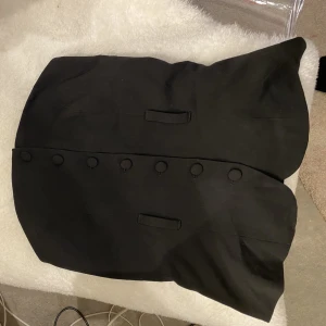 Kostymtopp - En jätte fin kostym topp 💗aldrig använd eftersom den satt för tajt på mig💗kan gå med på ett annat prisförslag med🥰