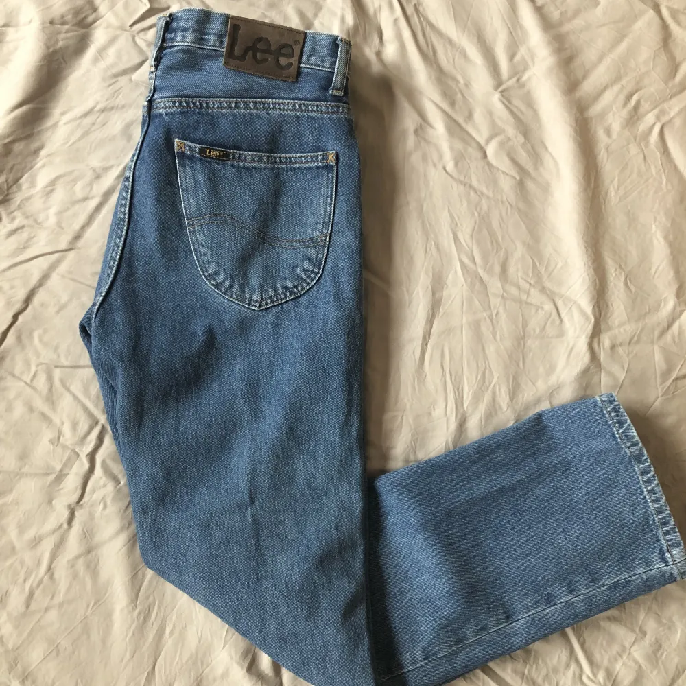 Vintage Lee Jeans i riktigt fint skick. Knappt använda. Hållbart och fräscht material.                                 Midja: 39cm    Innerben: 75cm Hela benet: 91cm        Benöppning: 20cm. Jeans & Byxor.