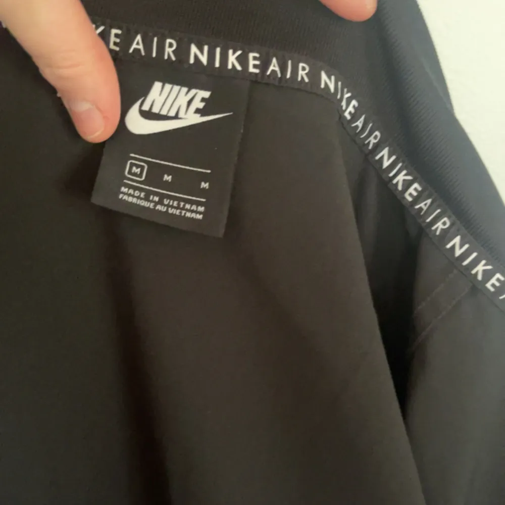 Nike air set som används fåtal gånger och i fin skick, både byxor o tröja ingår. Passar både S och m.. Hoodies.