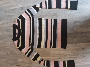 Randig topp! - Ribbad, randig topp i glada färger. Aldrig använd! Lite tjockare material. Kom privat för fler bilder och detaljer❤️