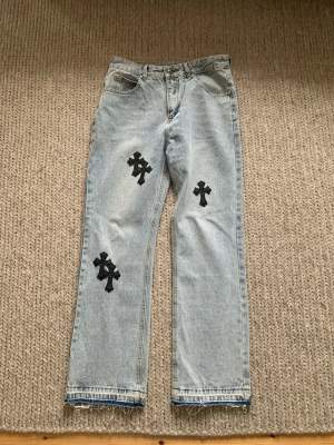 Helt nya och jättefräscha Jeans från Chrome Hearts i Storlek 32. Säljer dessa för min son. (Reps) Priset kan diskuteras vid snabb affär.