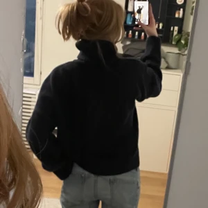 Polotröja - Såå mysig stickad polotröja😍 Kragen går att vika ner efter önskad längd. Storlek S/M från Zara. Endast använd några få gånger så fortfarande i bra skick. Säljer då den inte kommer till användning💕