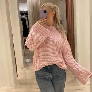 Rosa stickad tröja  - Såå fin rosa stickad tröja från Gina Tricot! I bra skick💞 endast använd en gång.
