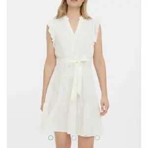 Helt oanvänd vit klänning från Vero Moda. Tillhörande vitt ”skärp” 