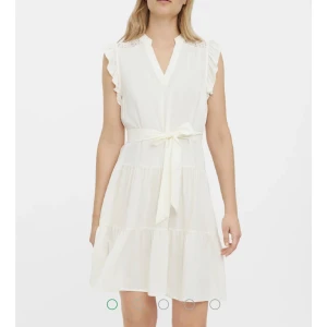 Vit klänning  - Helt oanvänd vit klänning från Vero Moda. Tillhörande vitt ”skärp” 