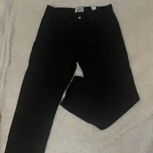 Svarta, raka jeans med slitningar längst  ner från Zara i storlek 38. Endast använda vid ett tillfälle!