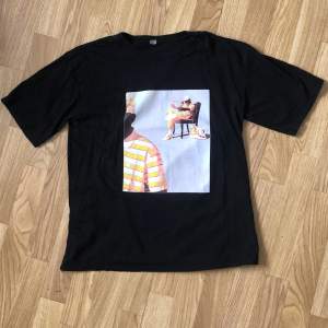 Svart t-shirt med Tyler the Creator tryck köpt i Syd Korea! Har tvättar antal gånger, och trycket ser fortfarande ut som nytt 🥰 Strl M, jag brukar ha strl 36-38.  Köparen står för frakt! 🚚