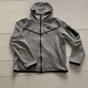 Tracksuit  - Säljer min killes Nike techfleece dress då den inte kommer till användning då han växt ur den. Den är väll använd men inga defekter eller fel finns. Ny priset är 2498kr för hela settet och både tröja och byxa är i storlek L.