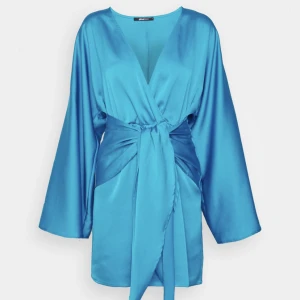 Gina tricot klänning - Gina tricot klänning, använd en gång. Nypris: 600kr. Säljer för 400kr