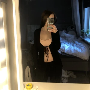 Ribbad knyttopp - Ribbad topp men knytning där fram, köpt från hm för 199kr. Använd Max 5 gånger, Stretchig så passar S också!