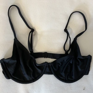 Bikini - Svart bikinitopp från NAKD