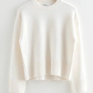 Other stories - Säljer en fin stickad tröja från &other stories!🫶🏼