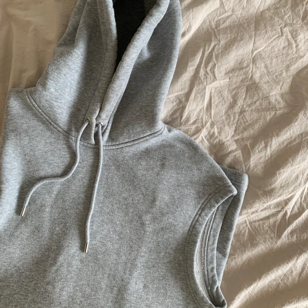 Hoodie utan ärmar från Arket i ljusgrå. Stor i storleken då jag vanligtvis är en M. Sparsamt använd så i fint skick! . Tröjor & Koftor.