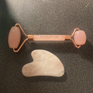 Gua sha + facial roller - Detta är en gua sha och en facial roller. De är till för att göra huden lenare och finare och gua sha är till för att ge dig en skarpare jaw line och lyfta upp ansiktet. Och de funkar ganska bra. Använder mig inte av de men säljer de i ett sett för 200kr 