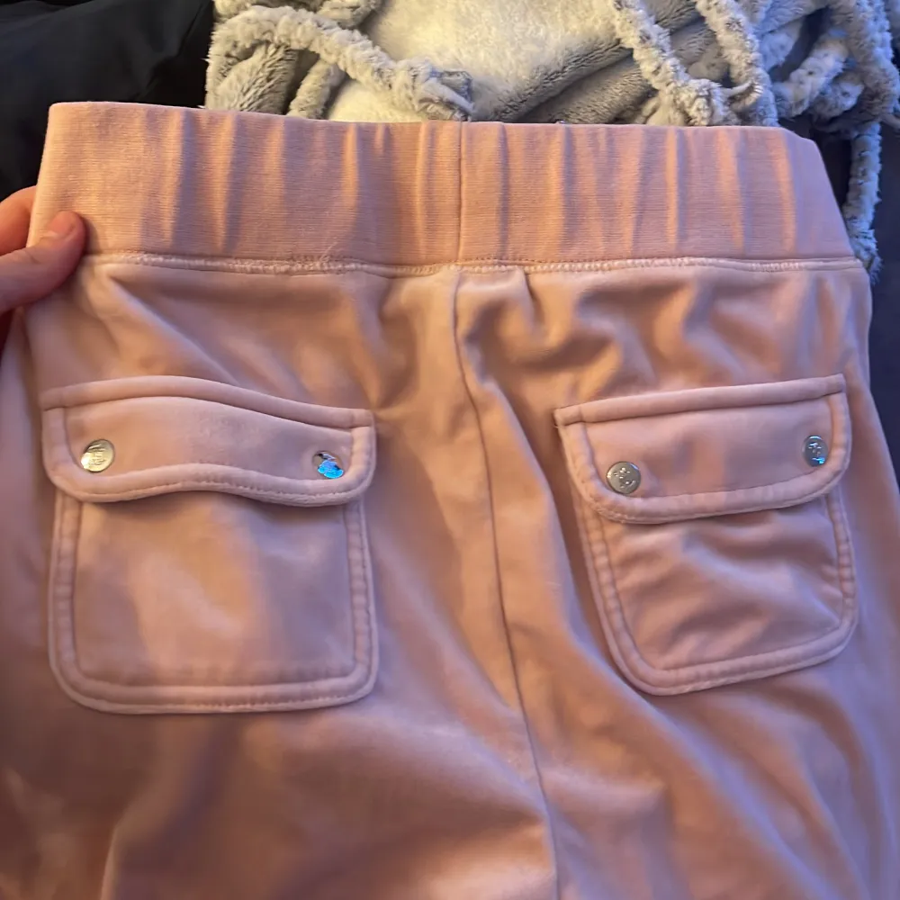 Ett par fina snygga ljus ljus rosa juicy byxor med fickor därbak. Älskar verkligen dom hära och sitter så fint på kroppen! Mina favoriter men säljer pågrund av paraknas tider! 🥹🥹 nypris - 1100kr . Jeans & Byxor.