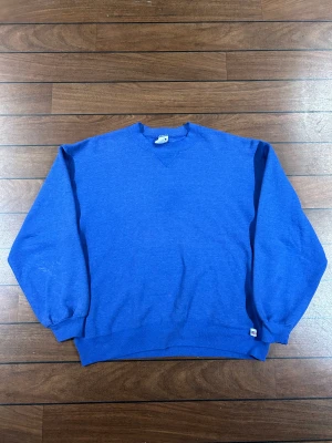 Russel Blank Blå - Snygg vintage Russel sweatshirt i storlek L! Bara att skriva om du undrar över något🙏