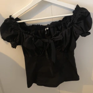 Söt sommar topp - Jätte gullig topp med snörning fram till. Storlek xs/34, inga defekter och är knappt använd. Säljer då den är för liten. Dm för mer info och mer bilder💗