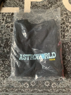 Astroworld T-Shirt - Merch från Travis Scotts tour. Helt ny endast uttagen för bilder. Sjuk backprint. 