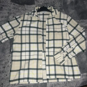 Skjorta  - Rutig skjorta från Weekday, aldrig använd så i nyskick