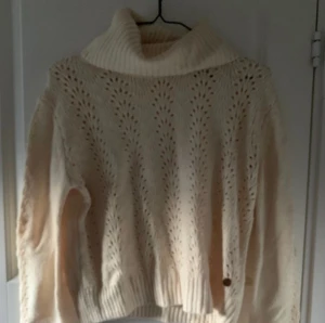 Stickadtröja - En ljusgul stickadtröja med polokrage ifrån Kappahl. Storlek 158-164, passar xs-s. Tröjan är aldrig använd och därmed är den i nyskick.