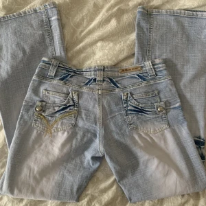 Lågmidjade baggy jeans - Säljer dessa coola jeans! De är lågmidjade Innerbenslängd 80cm midjemått 42x2. Sitter väldigt baggy på mig som brukar ha S och är 163. Skriv vid frågor eller intresse!💋