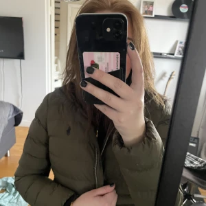 Grön vårjacka från Ralph lauren  - Olivgrön vårjacka från Ralph lauren, pris 500. Sparsamt använd storlek 34 