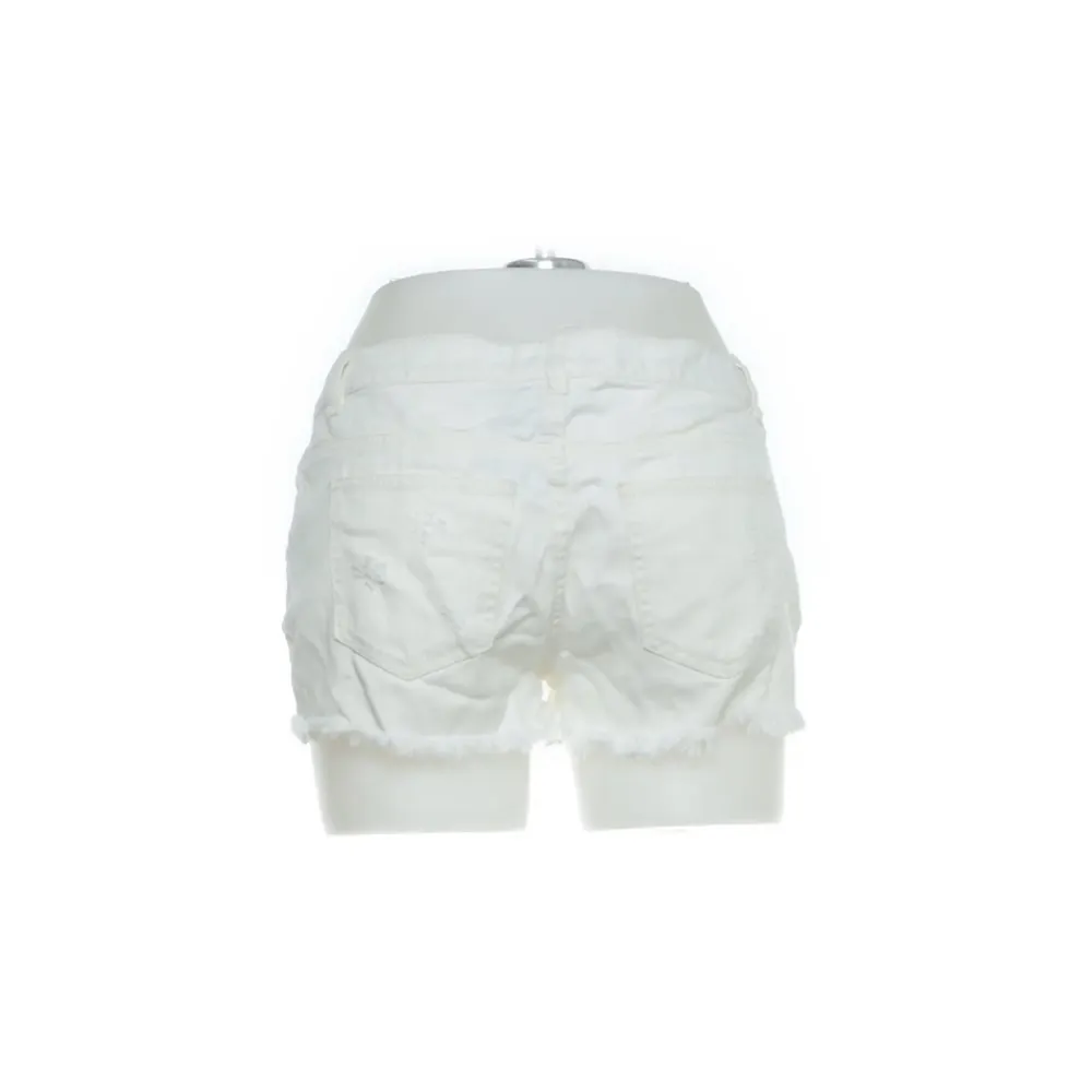 Vita jeans shorts som är super fina på sommaren när man är brun💕. Shorts.