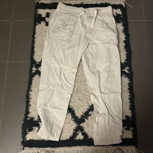 Linnebyxor - Säljer mina zara linnebyxor för att de är för små. Dem är sköna har två fickor där fram. Linnebyxorna har också en gylf. Bara skriva om ni har någon funderingar eller frågor.