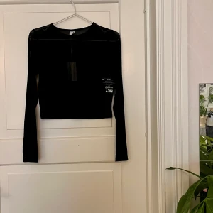 Svart meshtröja🤍 - Svart croppad meshtröja. Från Nelly, storlek M. Ny med lappar. Kan mötas i Göteborg eller skicka, köparen står för frakt.