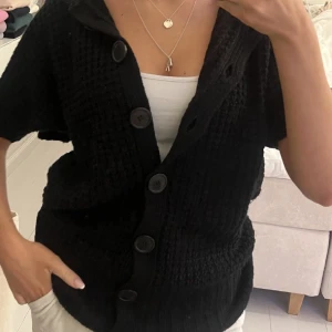 Svart kofta - Funkar som både tröja & kofta. Köpte här på plick men passade ej mig så bra! 💕💘😇