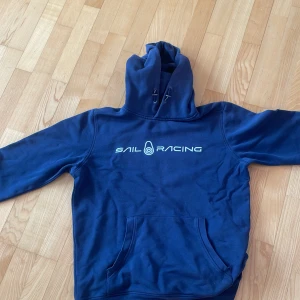Sail racing hoodie - En original sail racing hoodie i färgen marinblå. Inte använt mycket är i skicket oanvänd. 