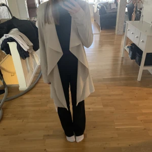 Only kappa - En helt oanvänd kappa ifrån only köpt för 2 år sedan och aldrig använt den så den är i nyskick. Köpte den för 550 kr och säljer för 450. Pris kan eventuellt diskuteras. Kom privat för frågor 