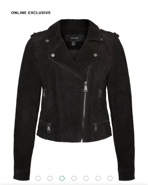 Mocka jacka - Nu säljer jag min knappt använda svarta mocka jacka ifrån Vero Moda i storlek M. Nypris 1149&