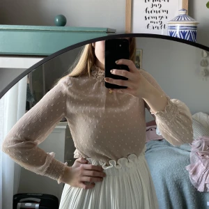 Vacker blus  - Romantisk blus med fastsydda blommor. 