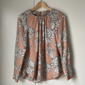 Blus HM storlek 36 - Blus med stora vita blomprints i en härlig gammelrosa färg. Sparsamt använd  Inget att anmärka på