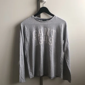 Gant set ( hoodie och tröjor) - 3 gant plagg i bra skick knappt använda 2 tröjor för 150kr 1 för 100kr Hoodie för 150kr, köp allt tillsammans för 200kr. Storlek M