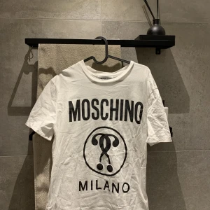Moschino t-shirt - Cond 8/10 köpt på NK förra sommaren Säljes pågrund av att den inte används Nypris 1499kr 