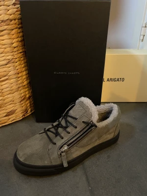 Giuseppe Zanotti skor - Nästan aldrig använda därav helt nyskick, dustbag och box tillkommer. Priset inte hugget i sten. Mvh Elliot