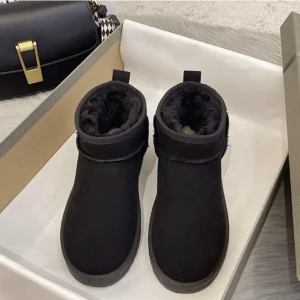 Svarta låga fake UGGS - Kom med prisförslag!! Säljer dessa skorna i uggsmodell som är helt oanvända pga fel storlek 🖤 De är från Oceane och supersöta! Finns i dm för frågor och bilder, köpare står för frakt 📦 