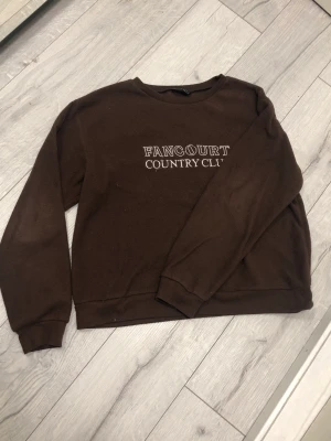 Brun Sweatshirt  - Jätte mysig sweatshirt med fint broderat tryck! Använd några gånger men i fint skick. Den har som ett Teddy material vilket gör den hur bekväm som helst, säljer då jag växt ur den, hör av dig vid fler frågor❤️