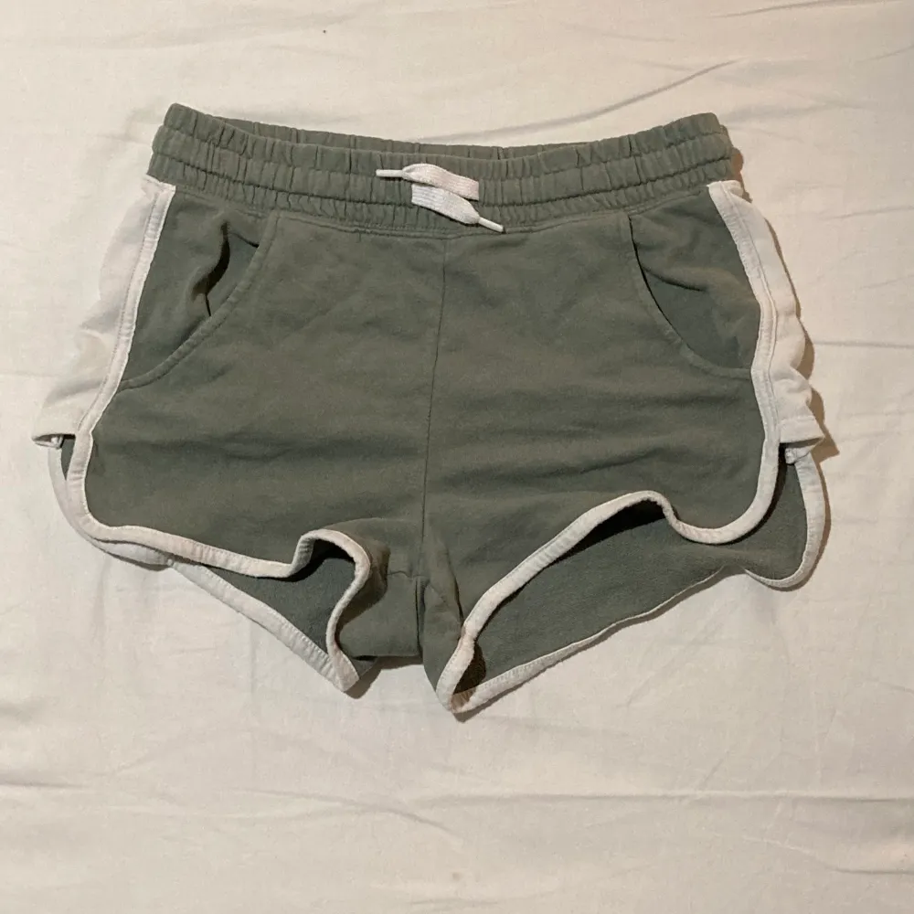 Väl använda shorts från hm i storlek 158.. Shorts.
