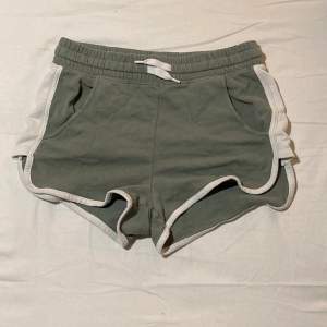 Väl använda shorts från hm i storlek 158.