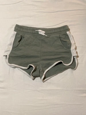 Shorts - Väl använda shorts från hm i storlek 158.