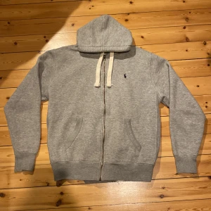 Polo Ralph Lauren zip hoodie - Bra skick. Storlek L men funkar även till M