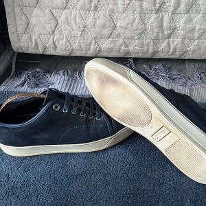 Lanvin skor (mörkblå) - Säljer Lanvins som är använda sparsamt. Skicket är i 8/10 då det finns en minimal skada på framsidan av ena skon. Kan gå ner en aning i prisväg vid snabb förhandling. 