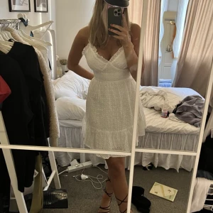 Studentklänning  - Säljer denna såå fina och mjuka klänning då jag redan hittat studentklänning. Storlek 36 ❤️‍🔥