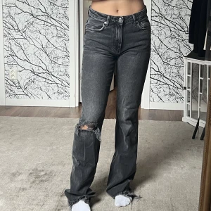 Jeans - Gråa Jeans från gina tricot i storlek 38 men passar även 34/36 då jag oftast är de, mid waist ish. Är 163cm och dem är lite långa. 